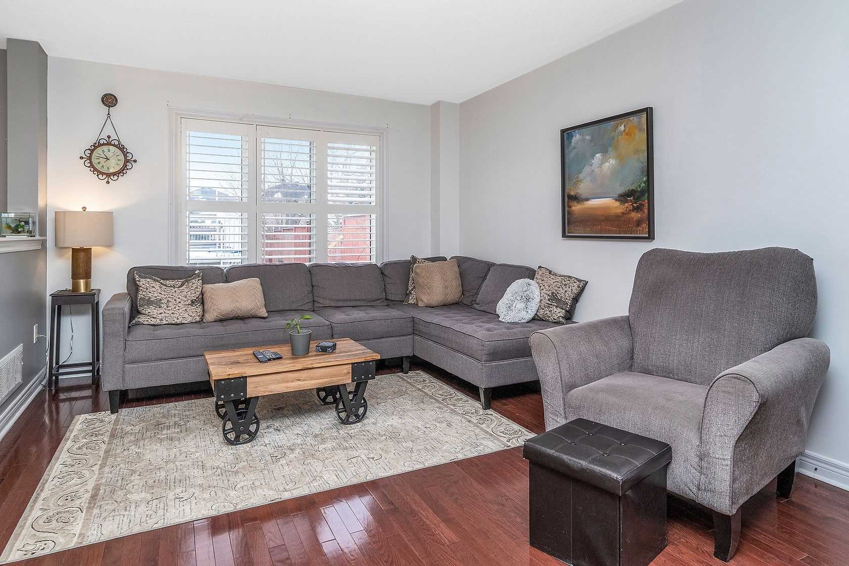 25 Mowat Cres