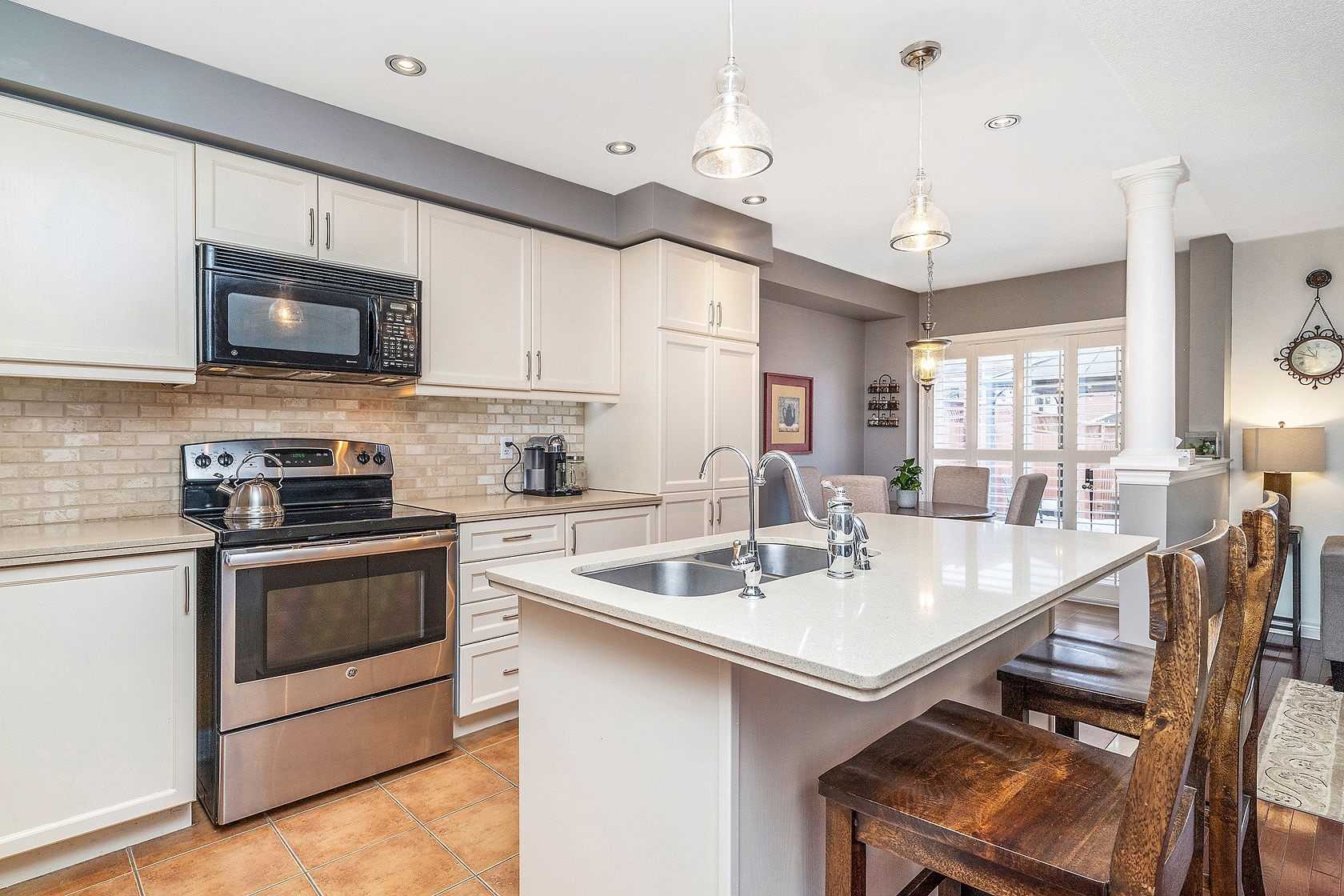 25 Mowat Cres