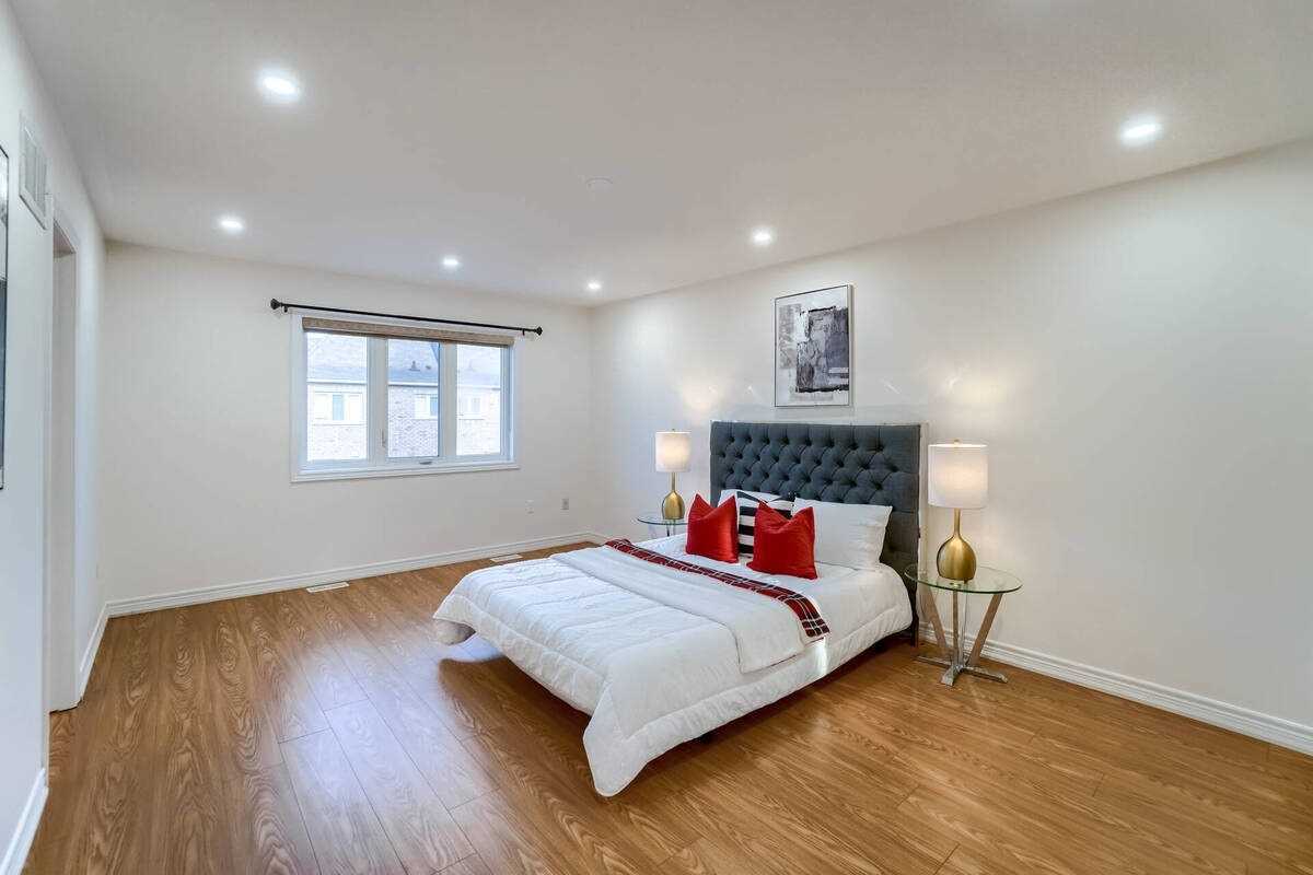 963 Transom Cres