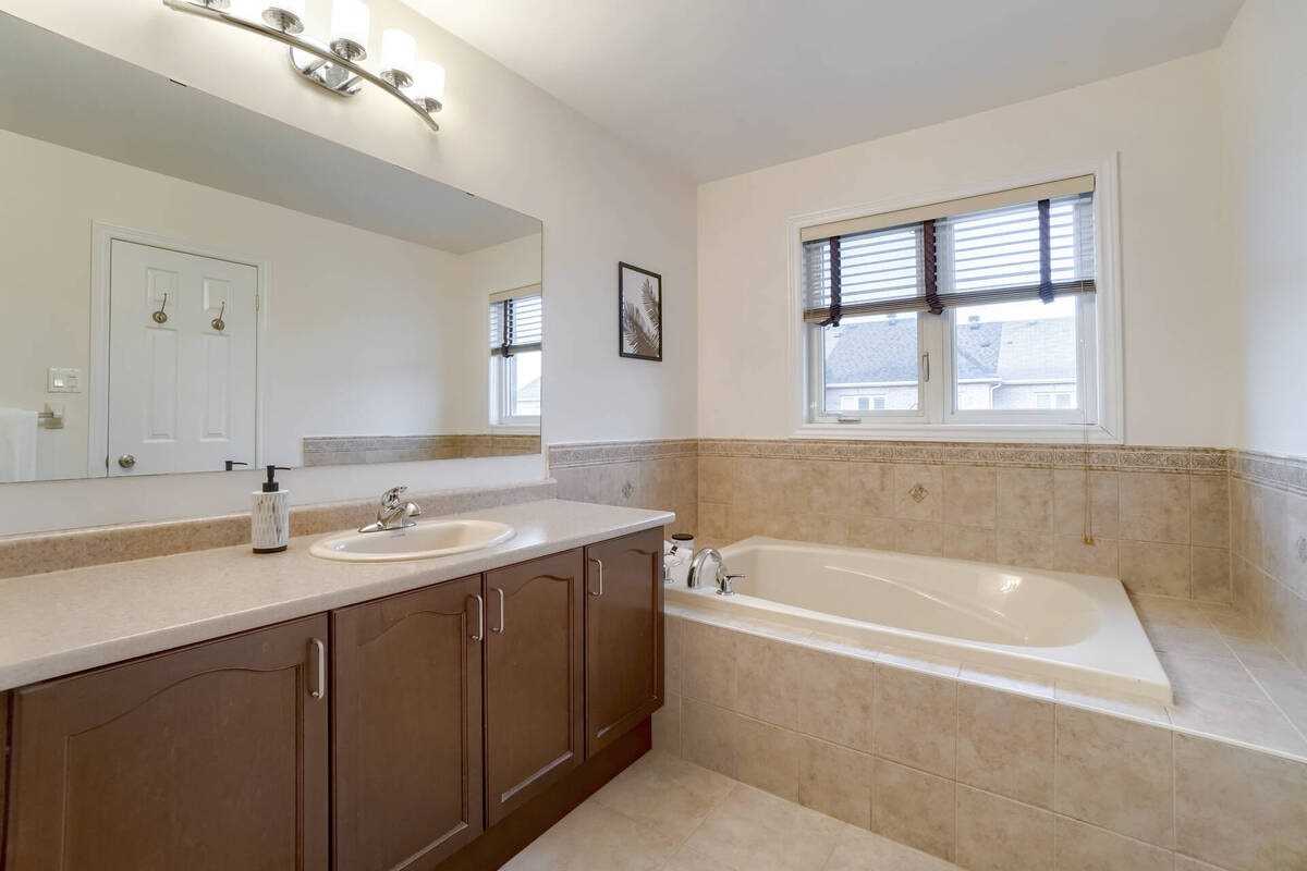 963 Transom Cres