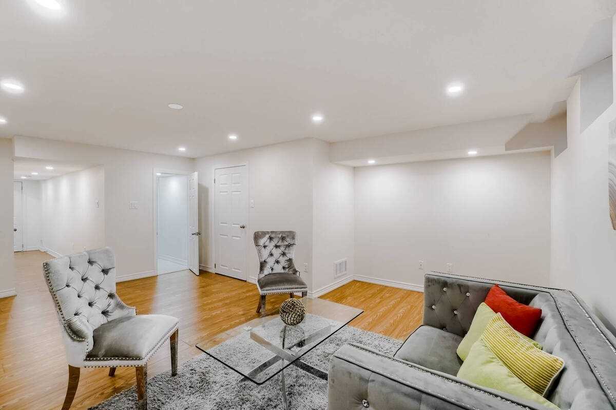 963 Transom Cres