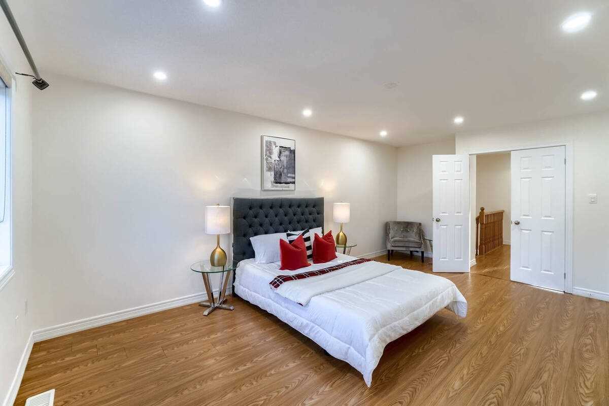 963 Transom Cres