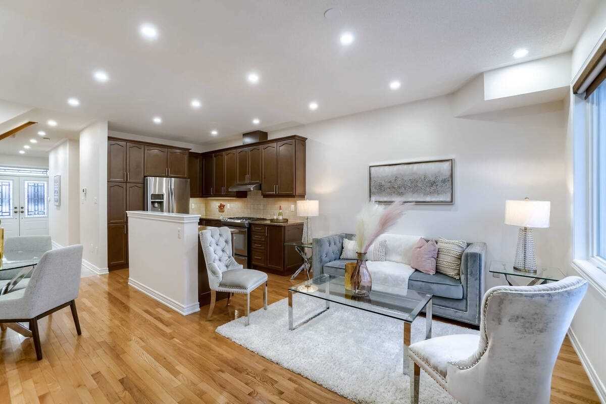 963 Transom Cres