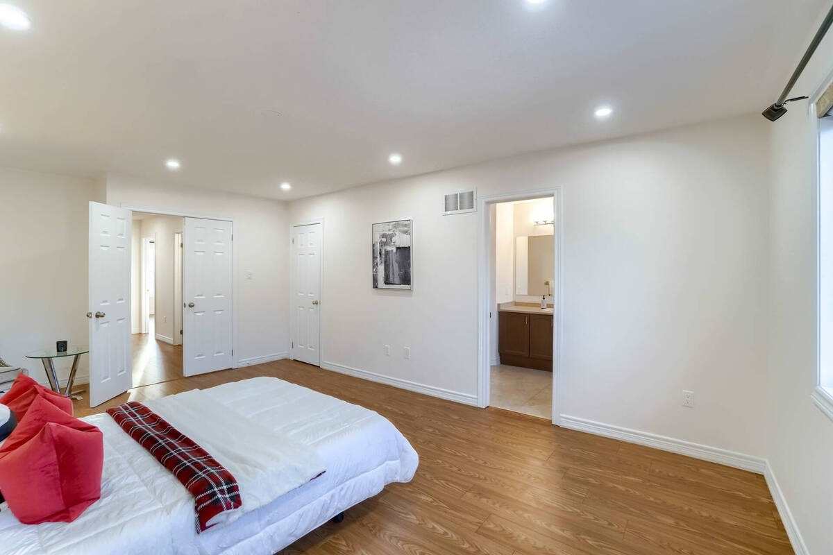 963 Transom Cres