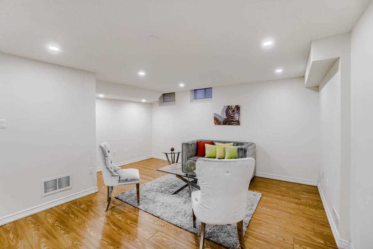 963 Transom Cres