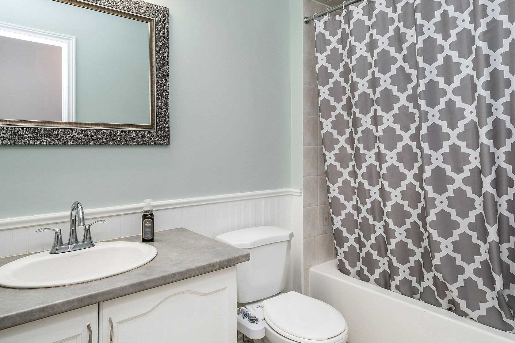 25 Mowat Cres