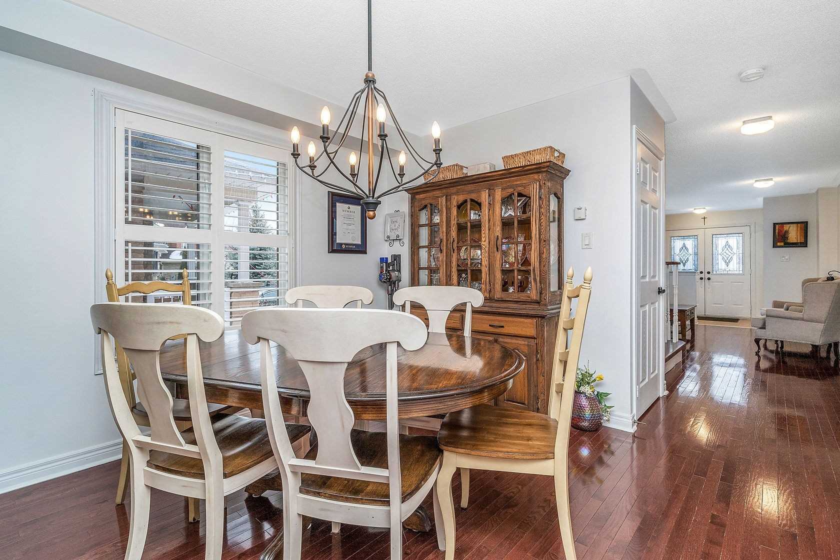 25 Mowat Cres