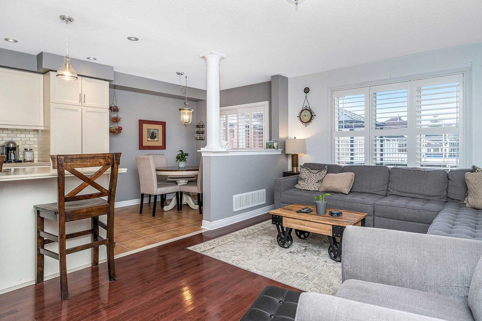 25 Mowat Cres