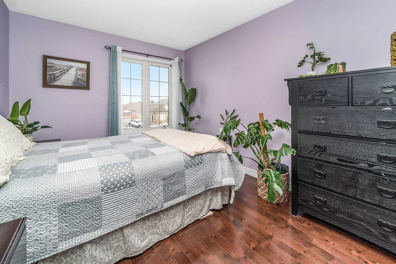 25 Mowat Cres