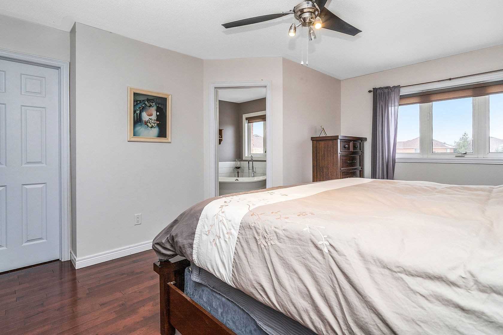 25 Mowat Cres