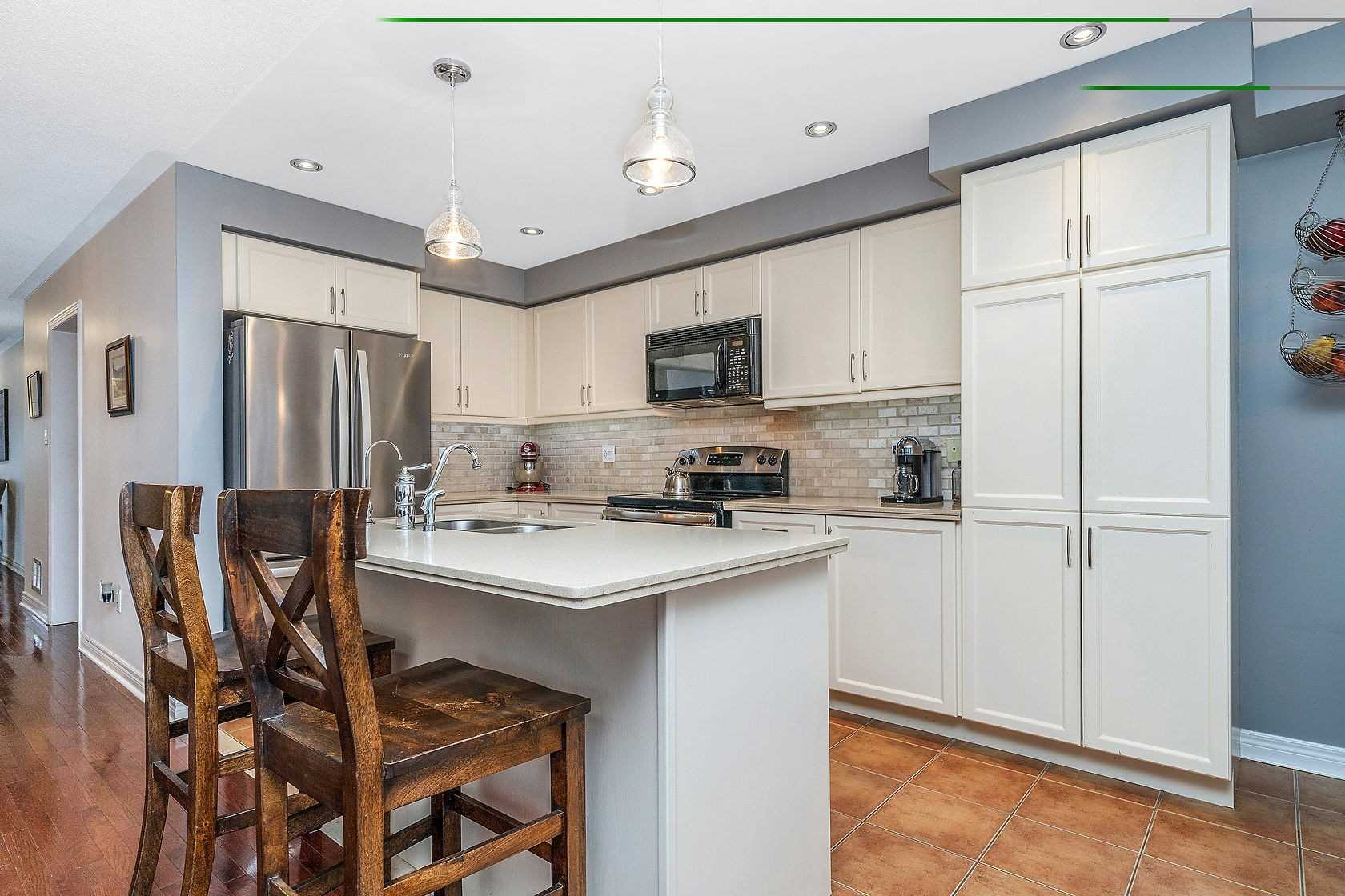 25 Mowat Cres