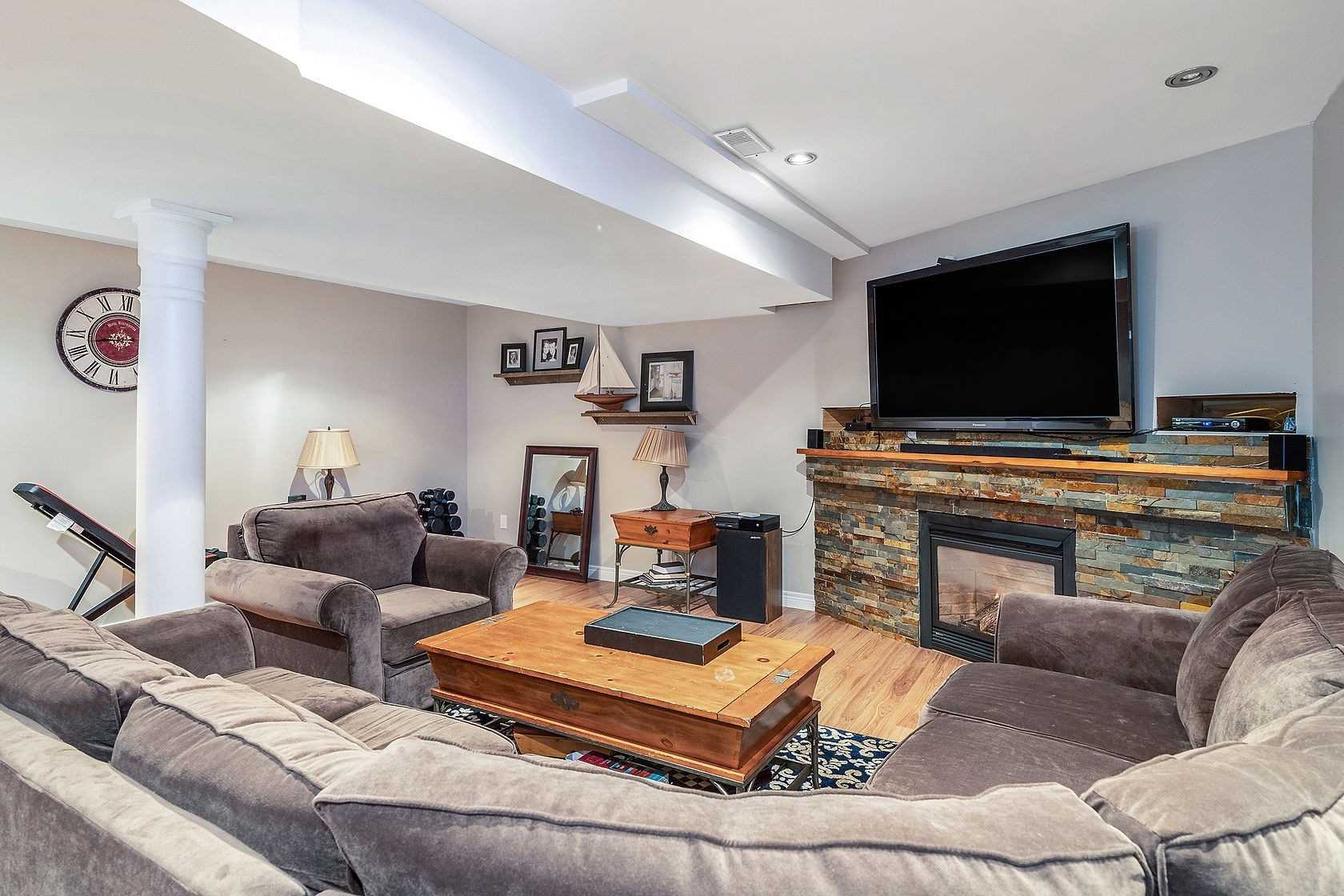 25 Mowat Cres
