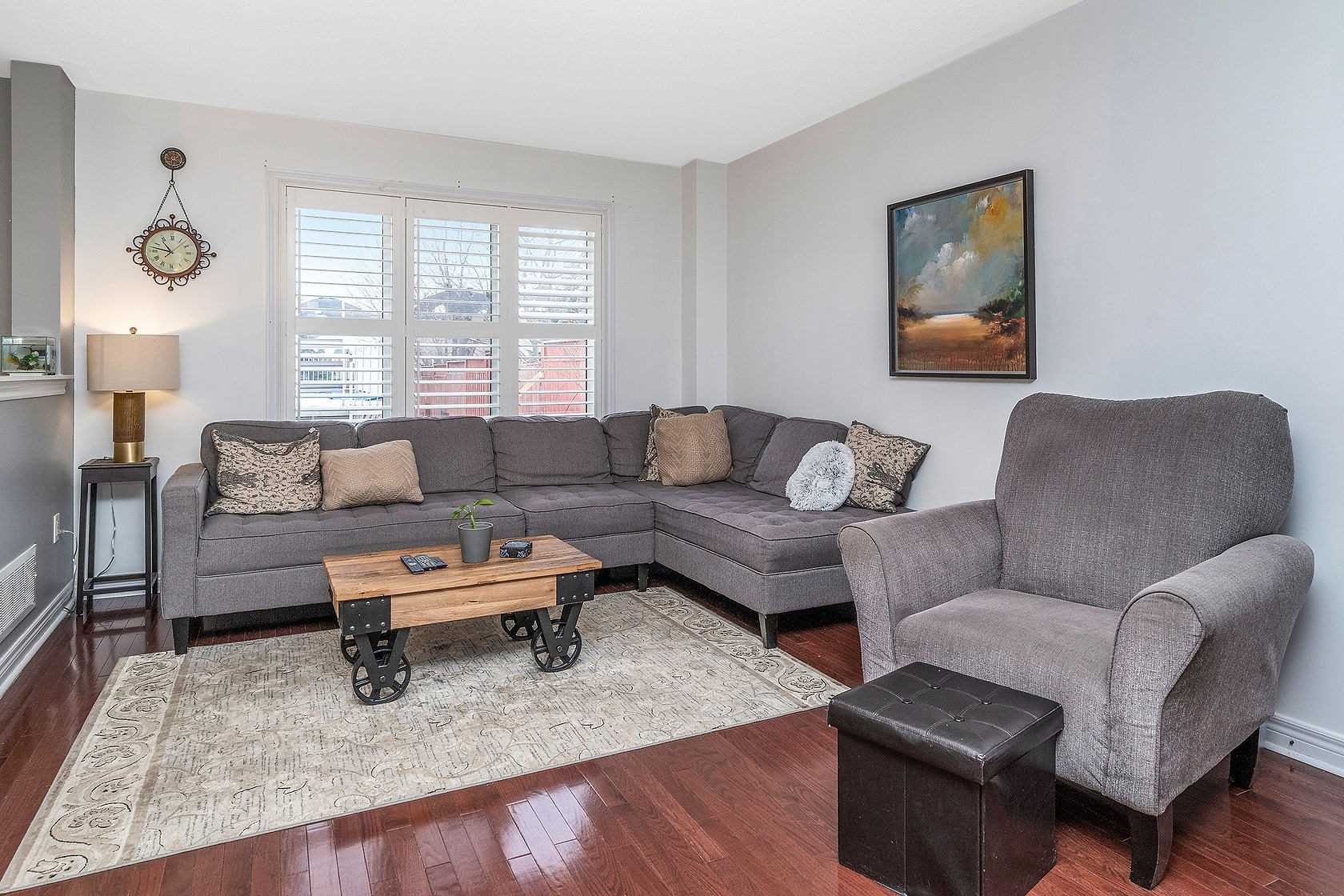 25 Mowat Cres