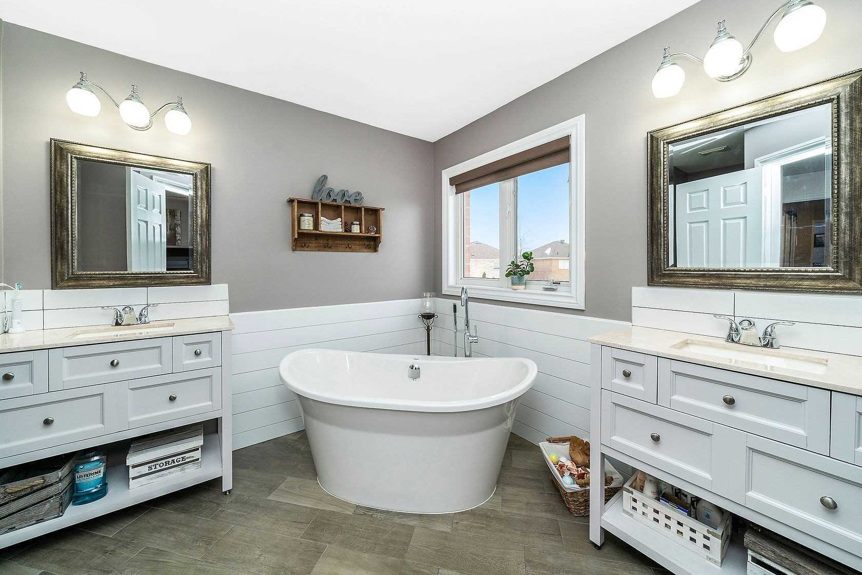 25 Mowat Cres