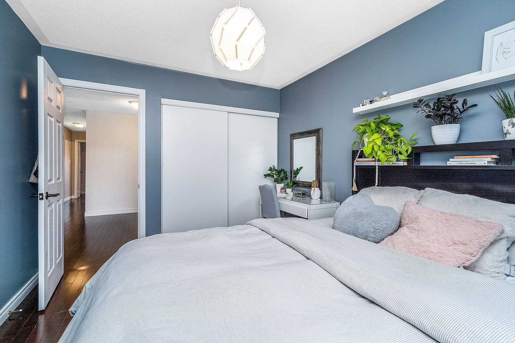 25 Mowat Cres
