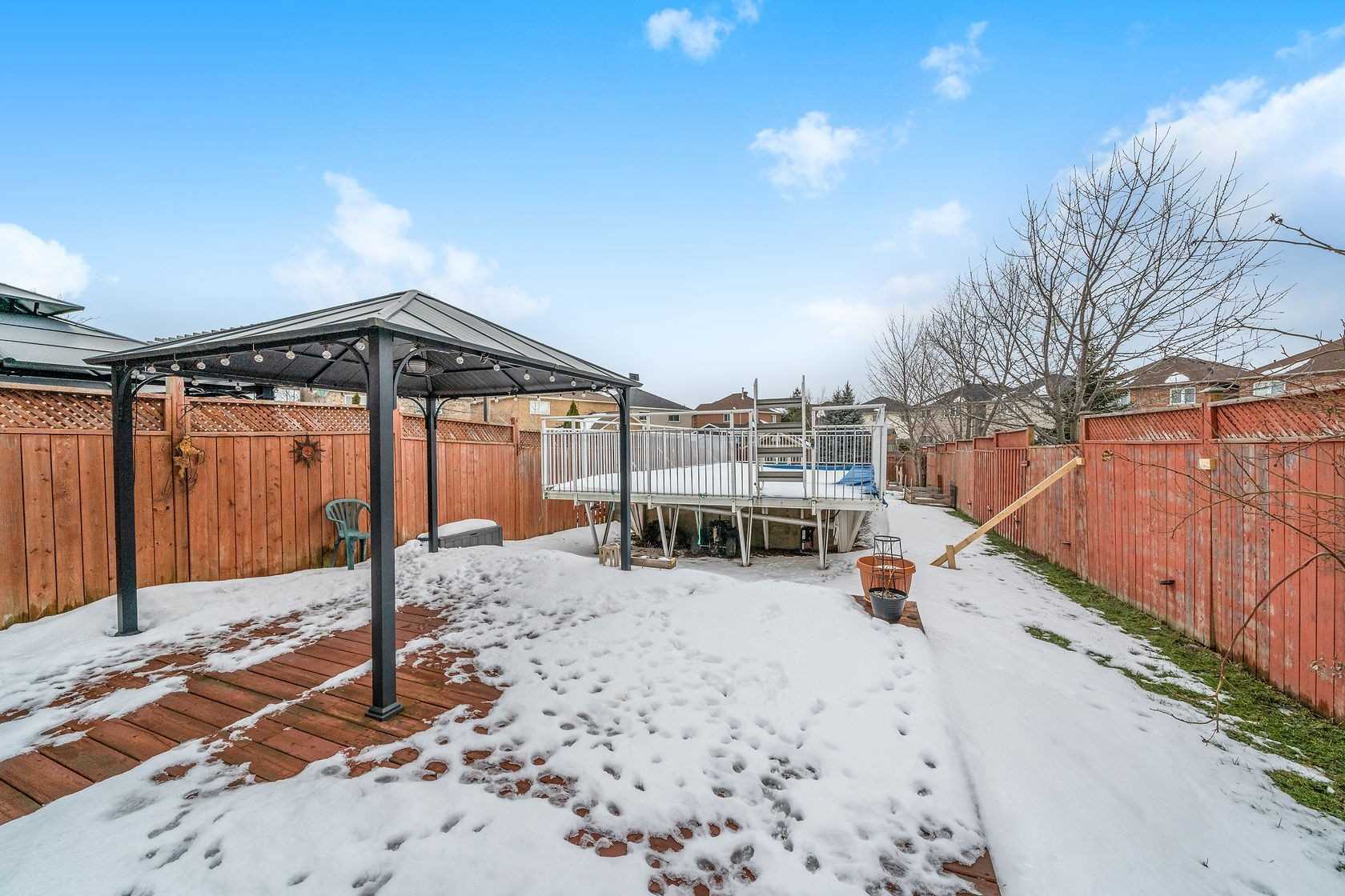 25 Mowat Cres