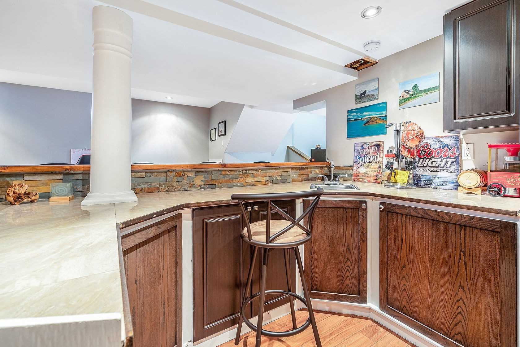 25 Mowat Cres
