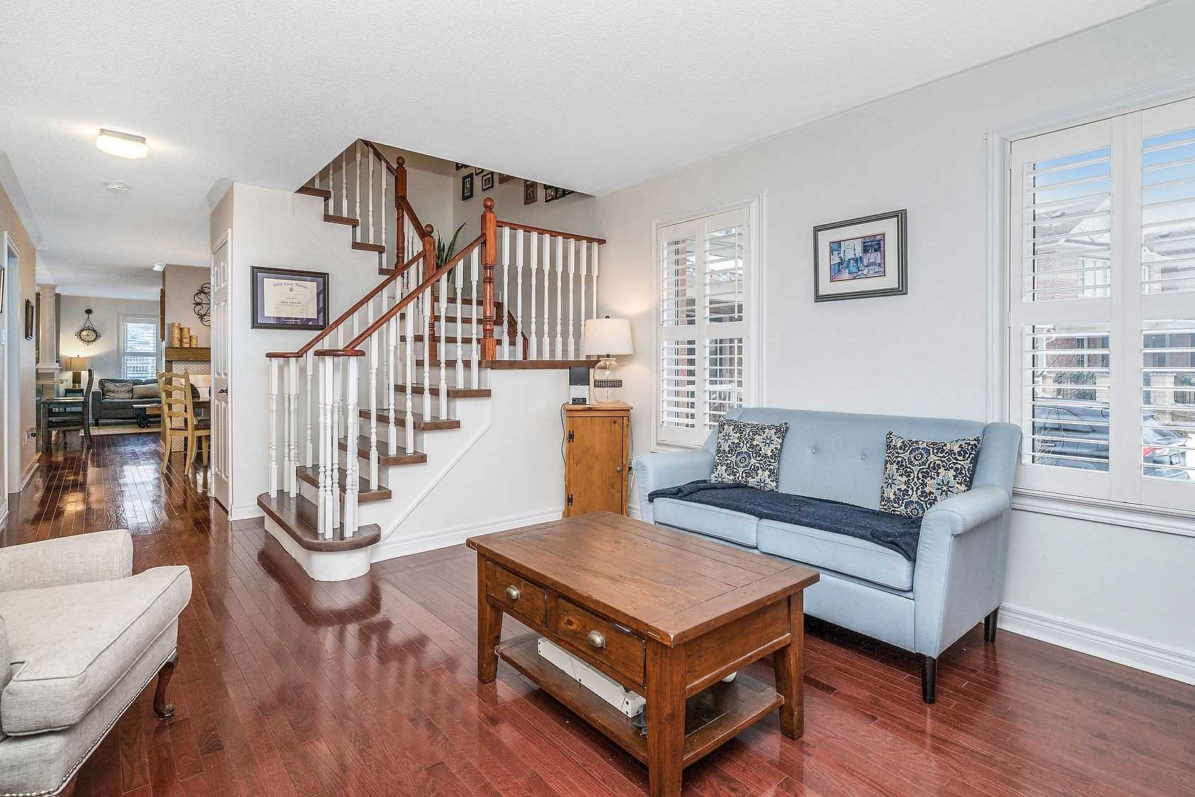 25 Mowat Cres