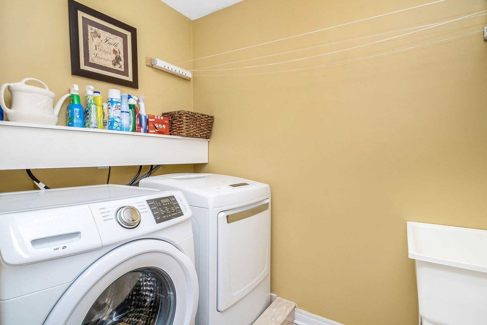 25 Mowat Cres
