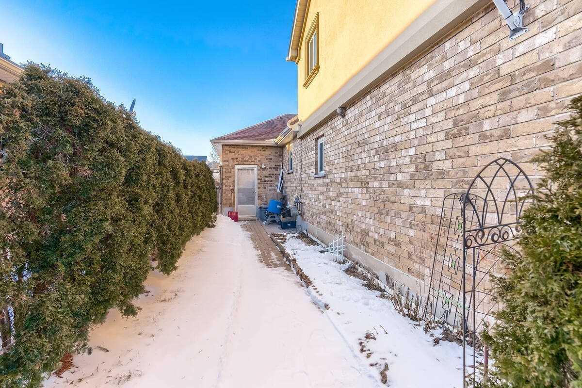 84 Beardmore Cres