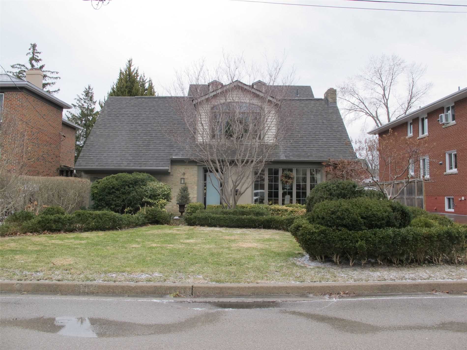 44 Oakwood Ave S