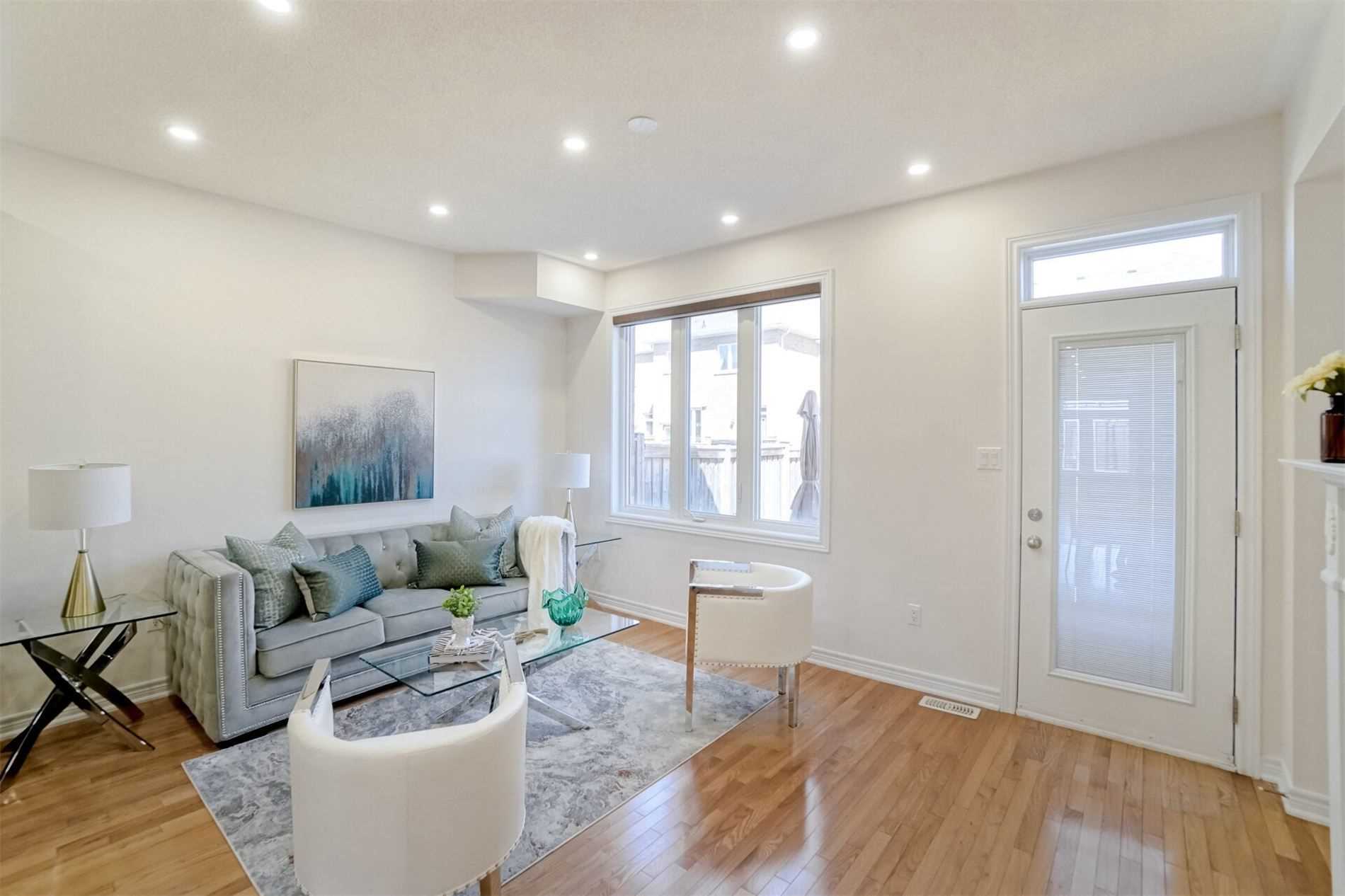 963 Transom Cres