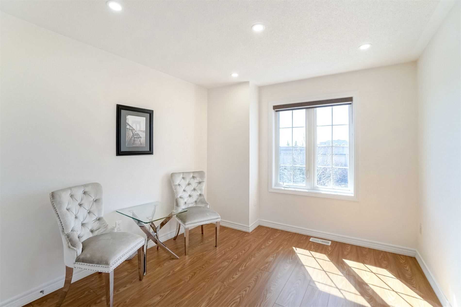 963 Transom Cres