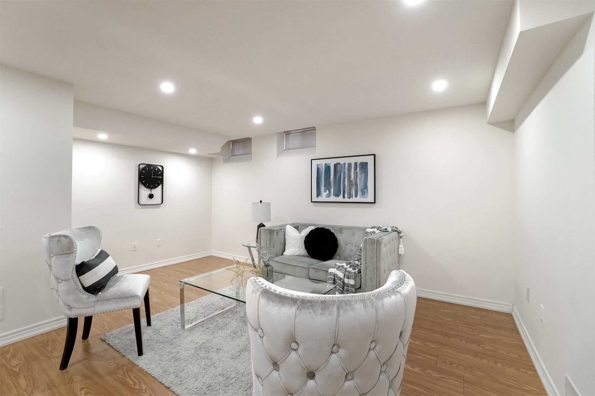 963 Transom Cres