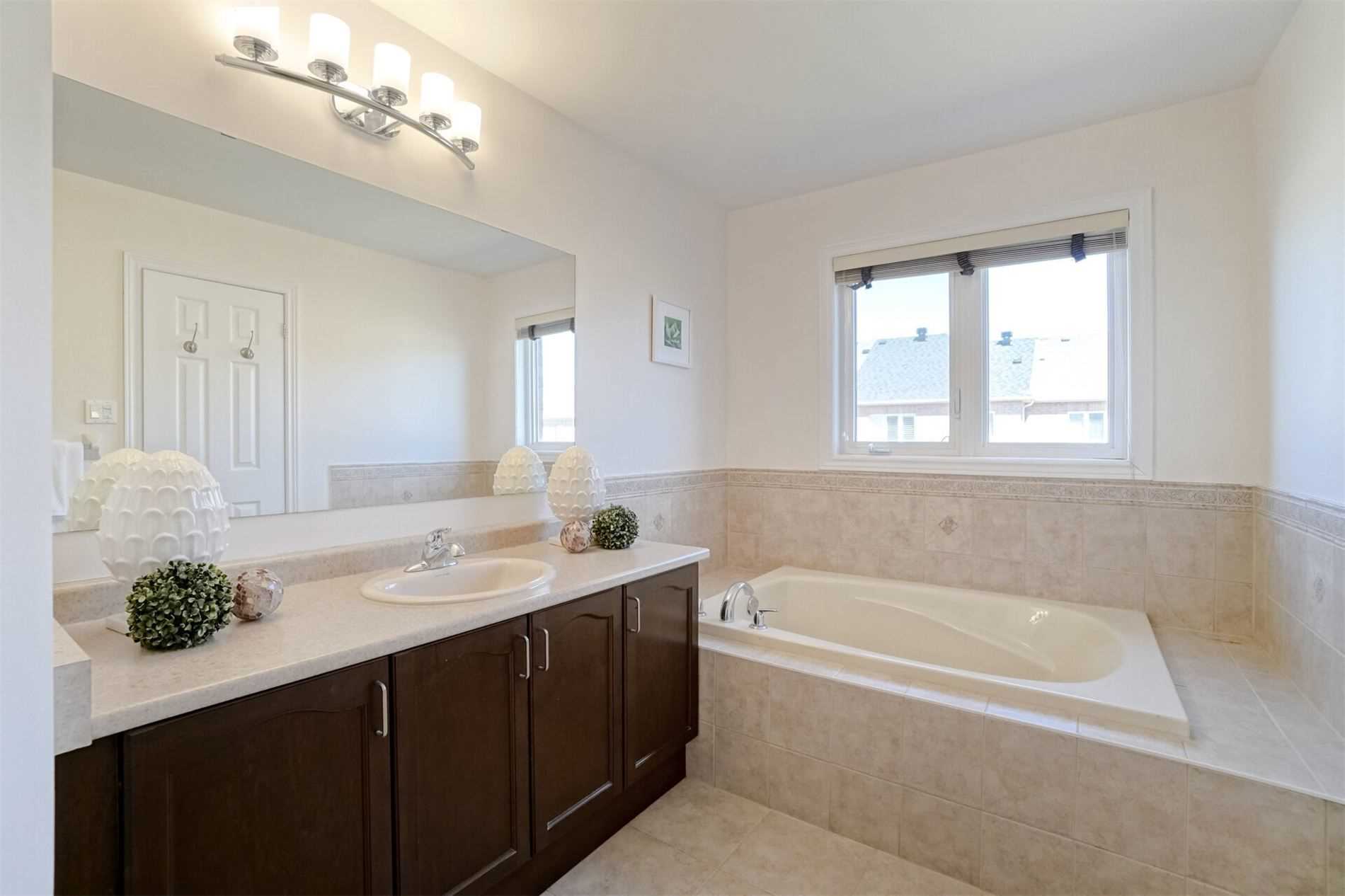 963 Transom Cres
