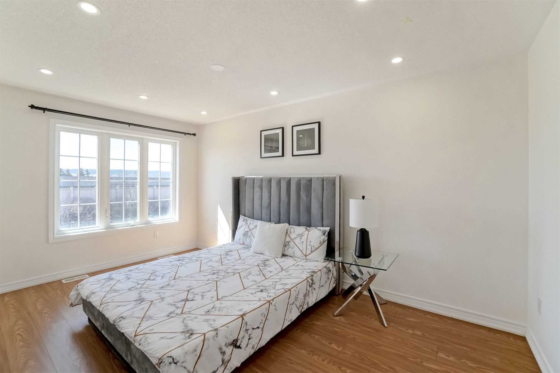 963 Transom Cres