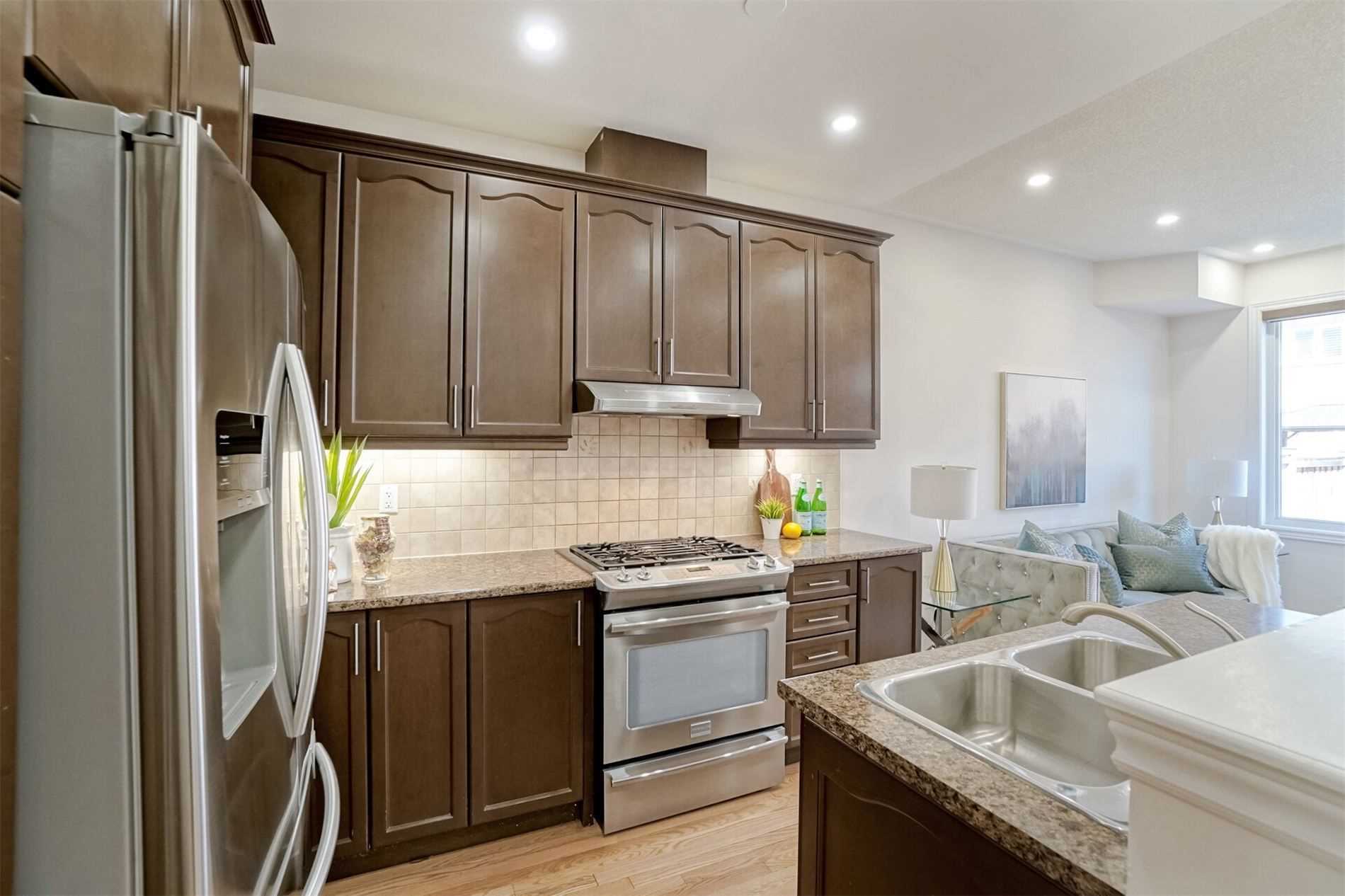 963 Transom Cres