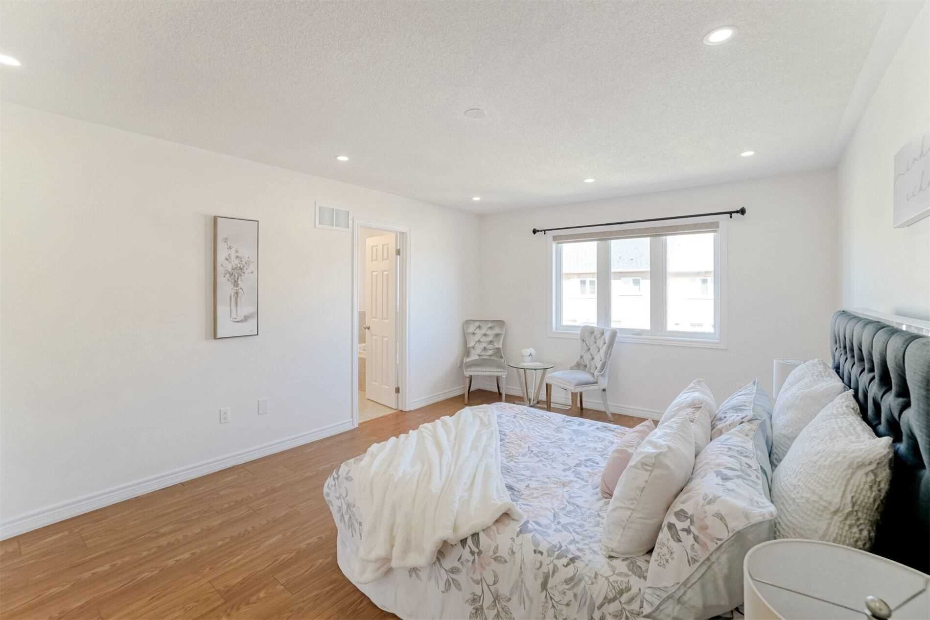 963 Transom Cres