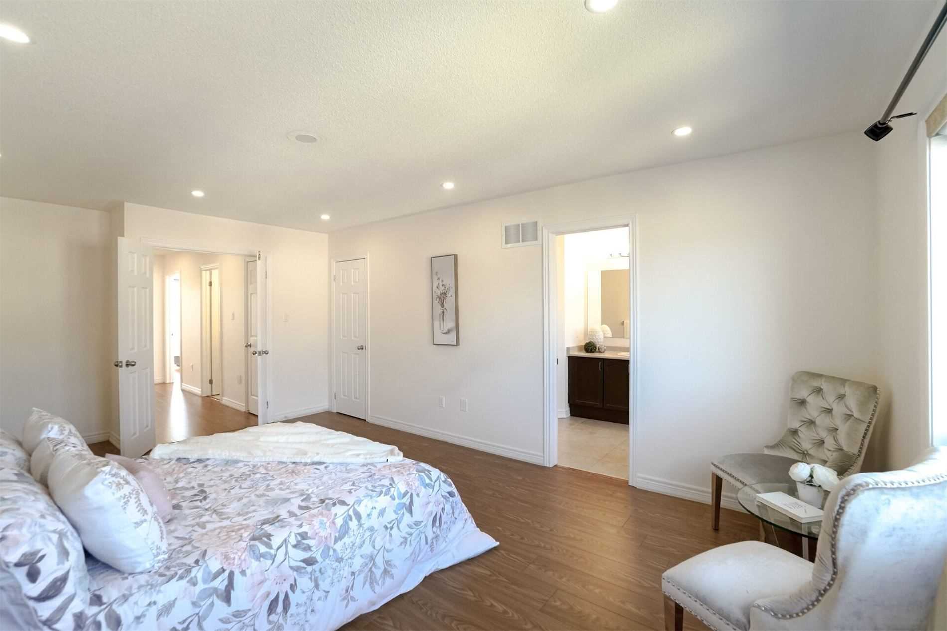 963 Transom Cres