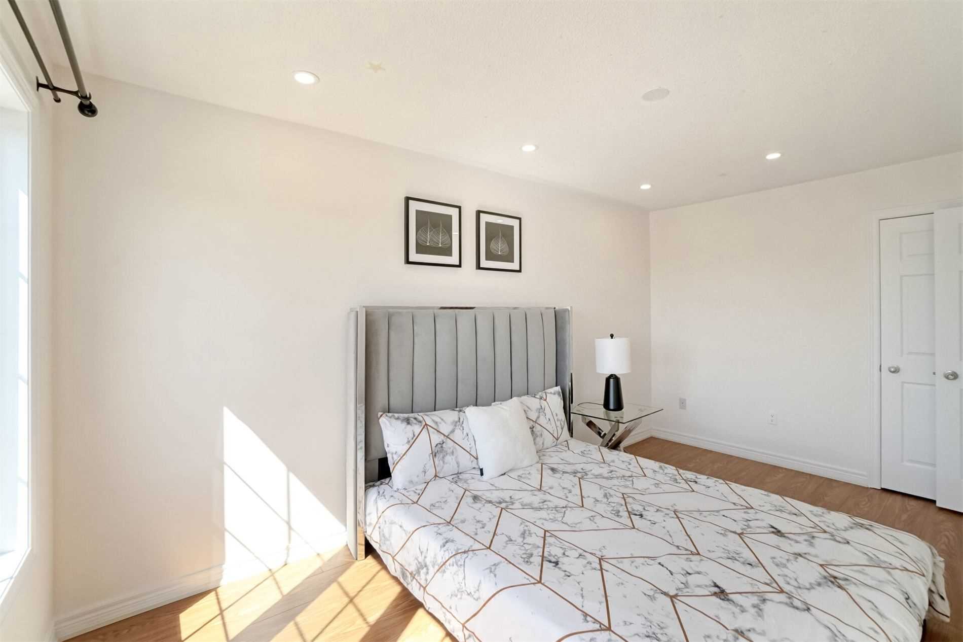 963 Transom Cres