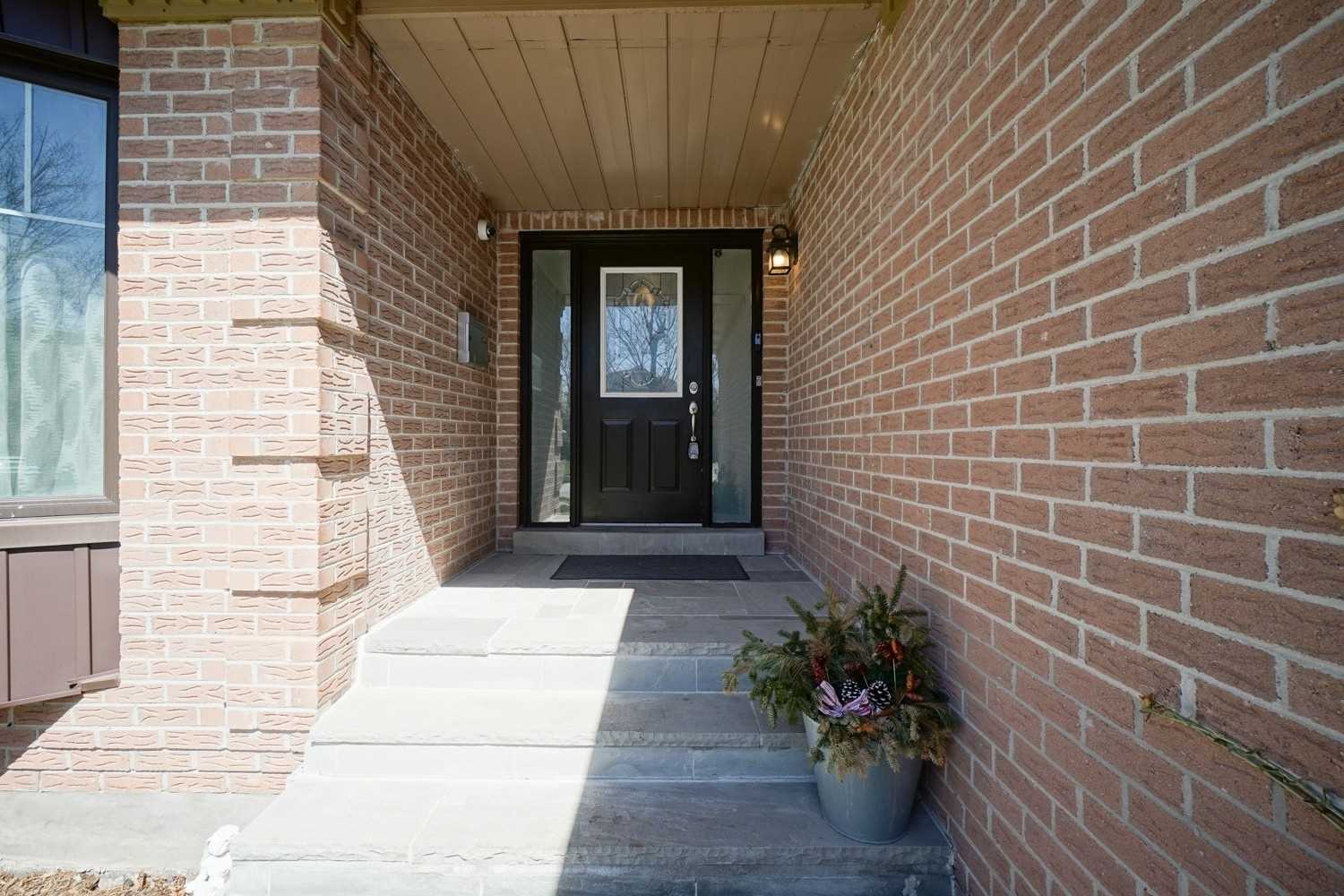 313 Leacock Ave