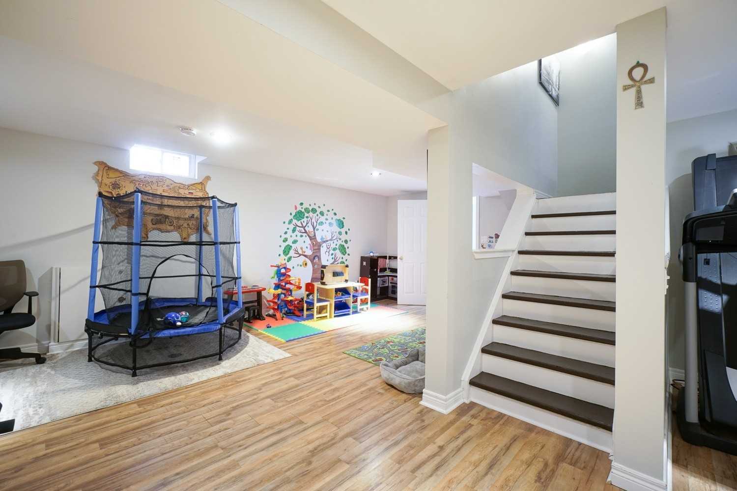 313 Leacock Ave