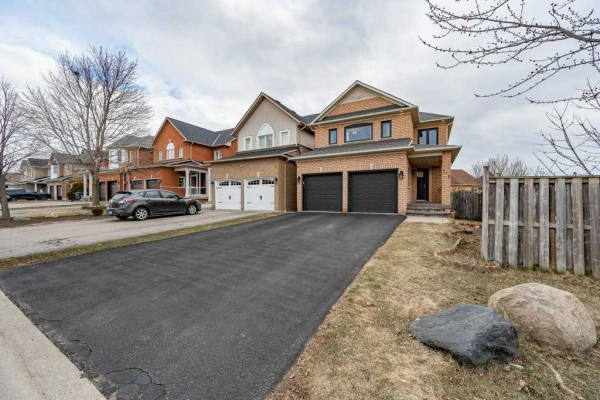 812 Knotty Pine Grve, Mississauga