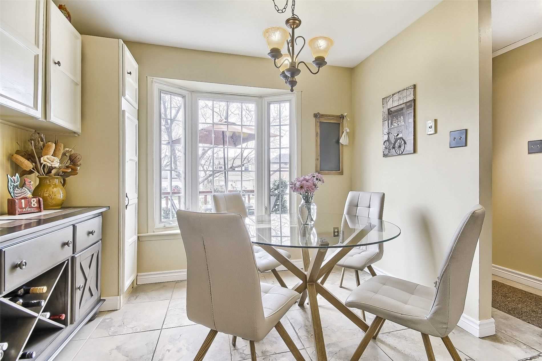 47 Lacewood Cres