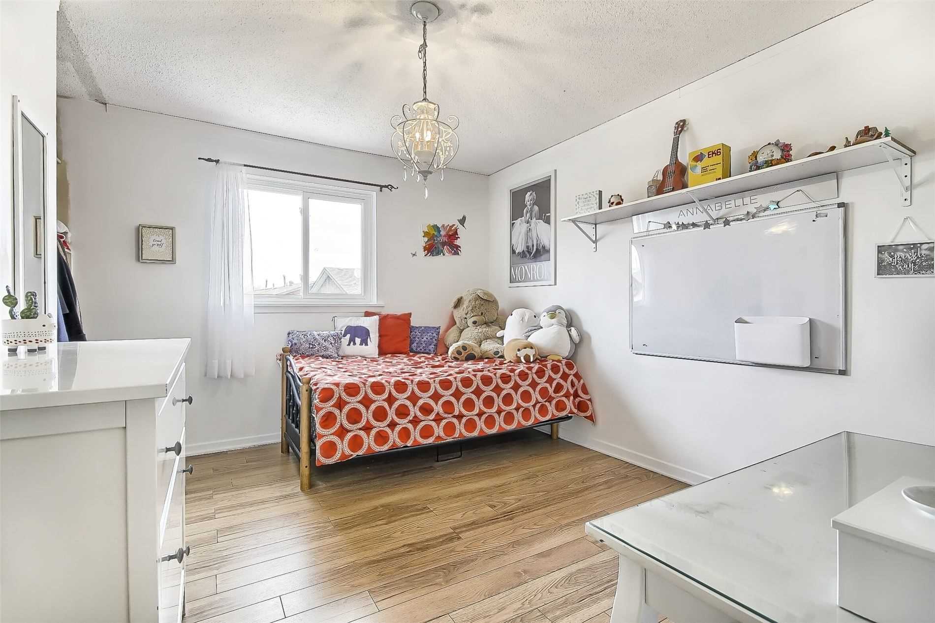 47 Lacewood Cres