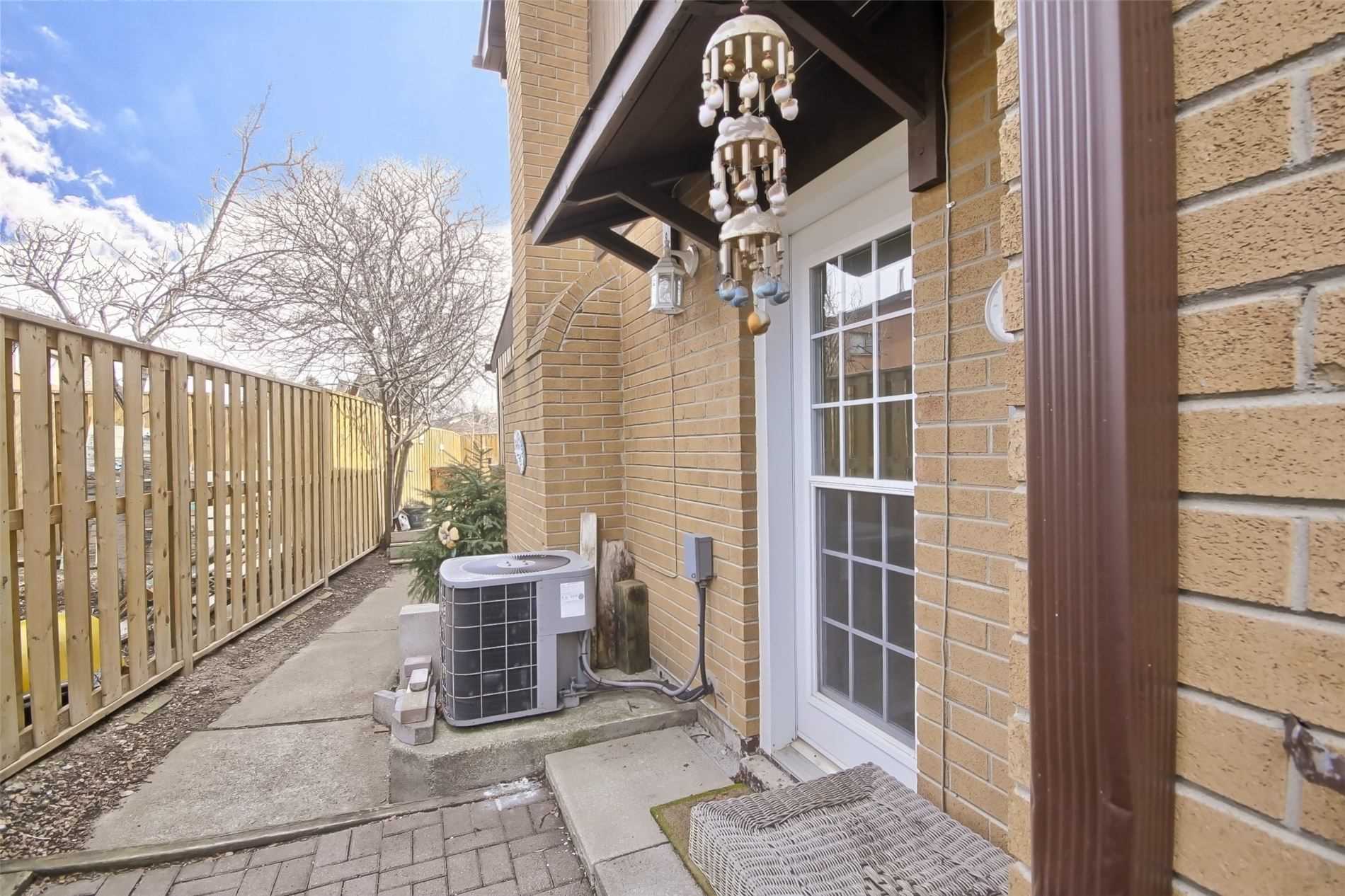47 Lacewood Cres