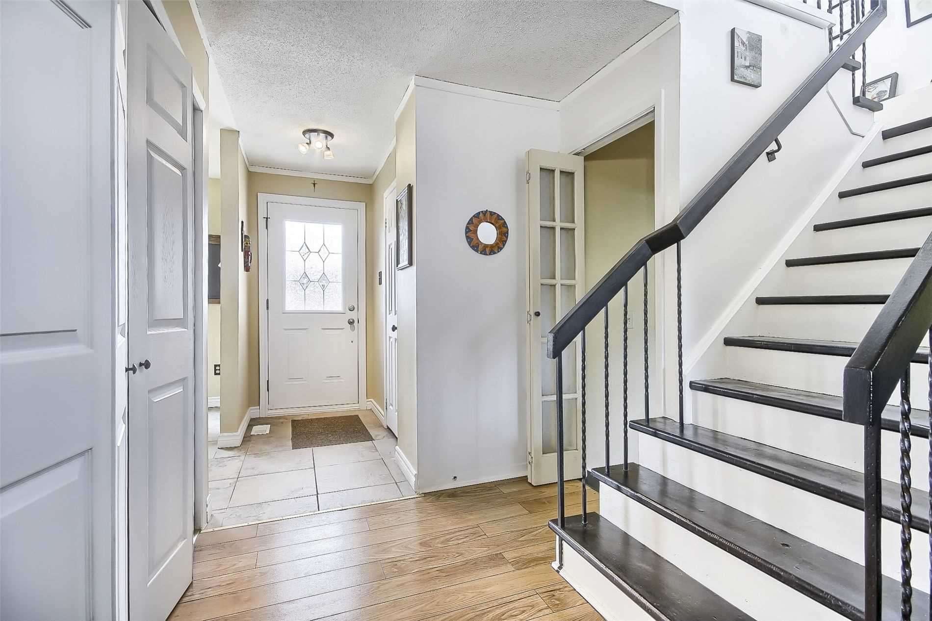 47 Lacewood Cres