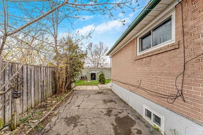137 Raylawn Cres