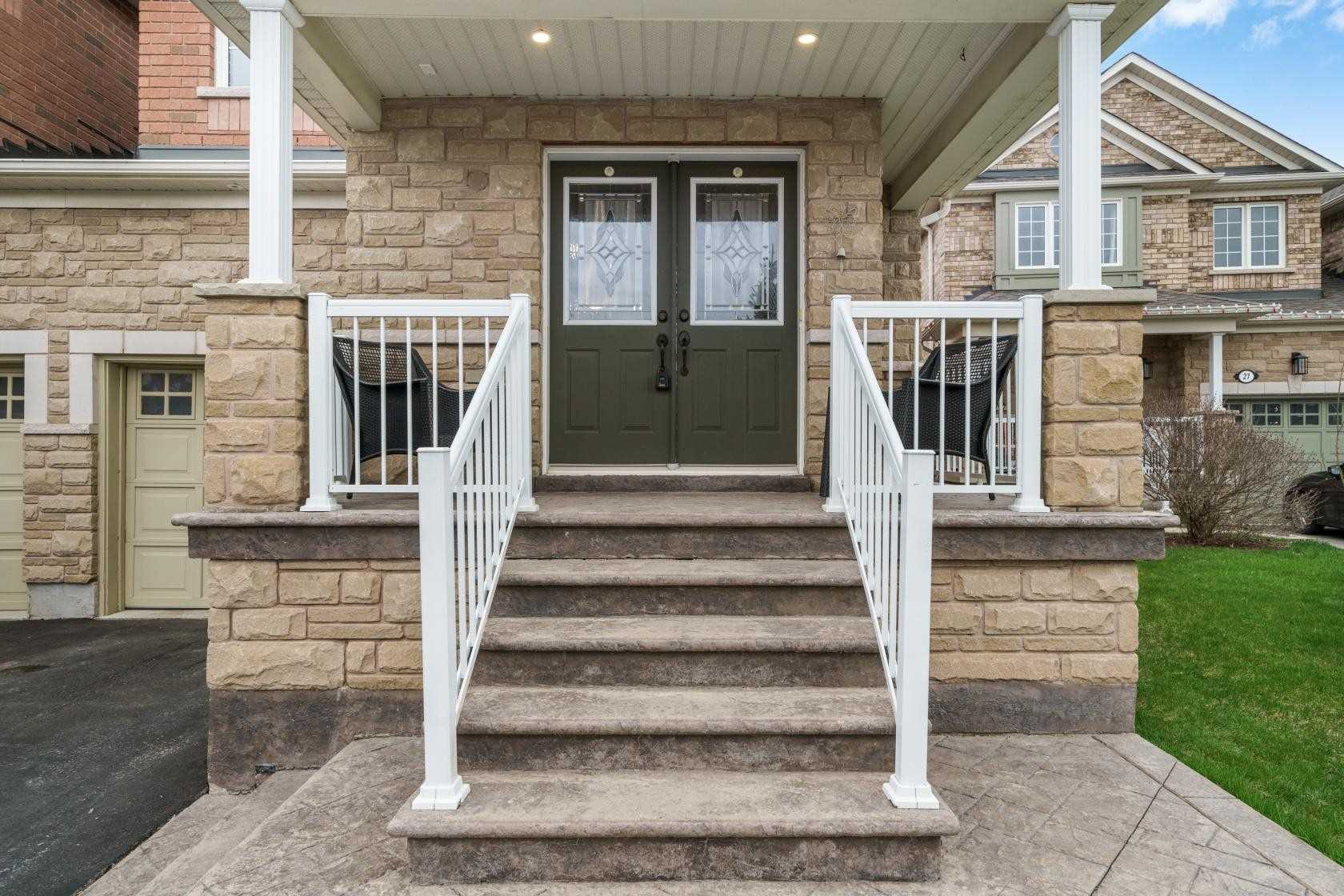 25 Mowat Cres