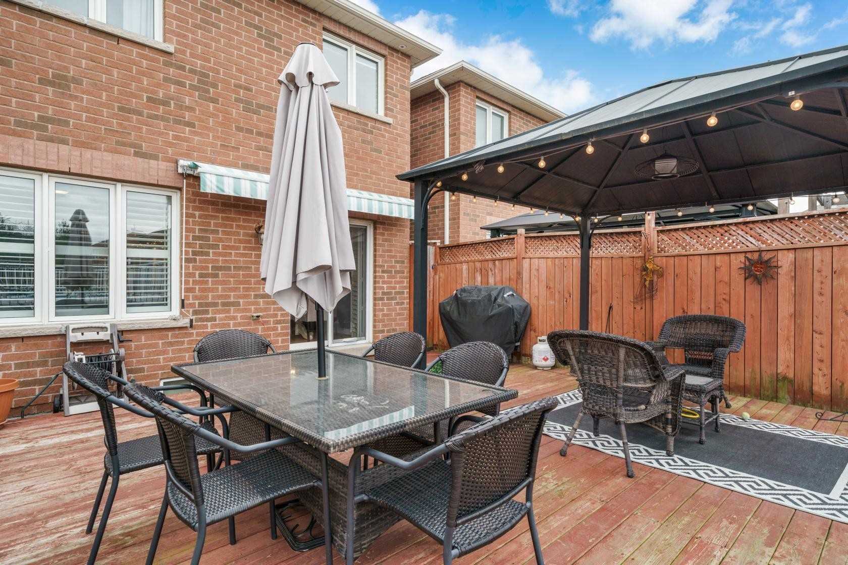 25 Mowat Cres