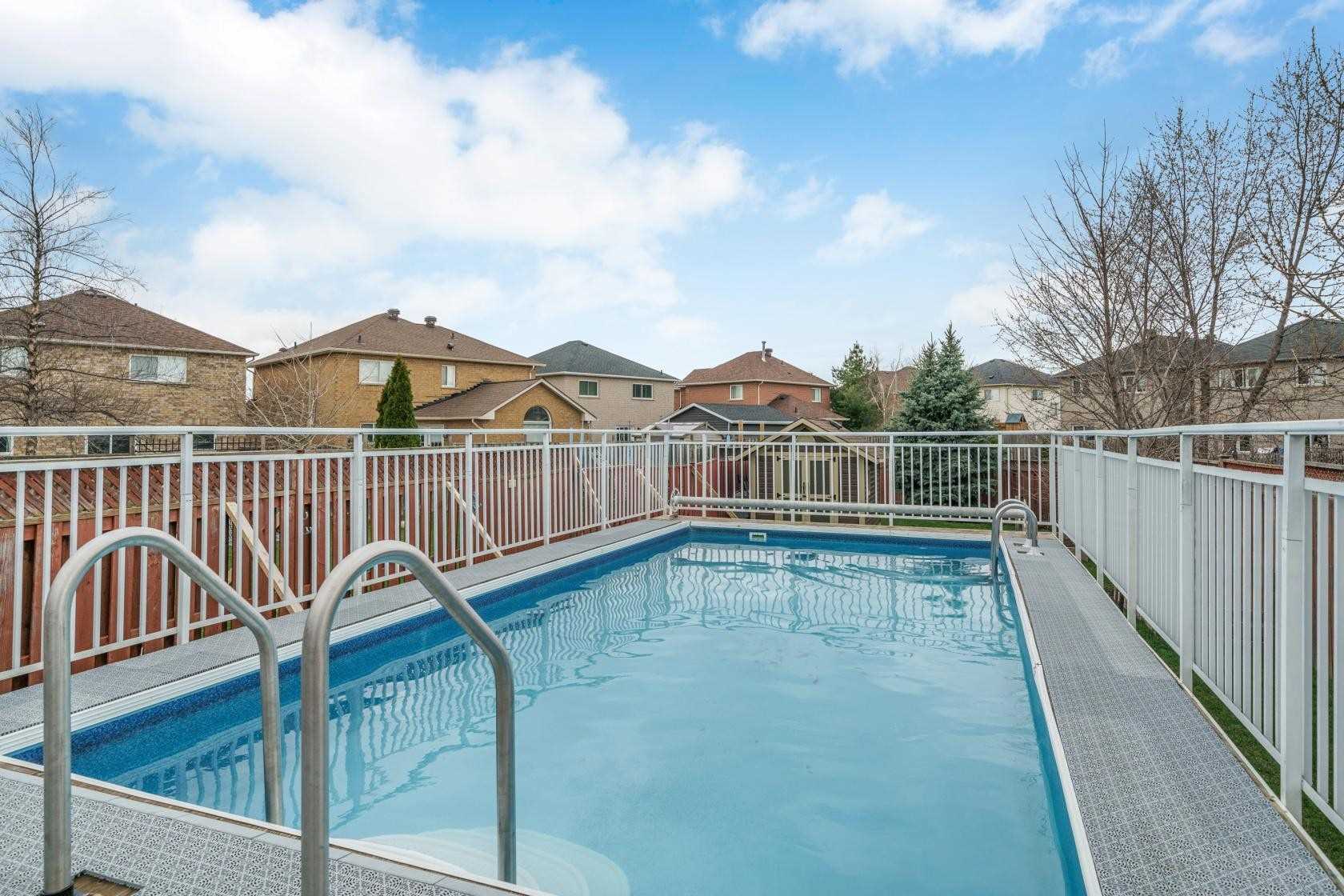 25 Mowat Cres