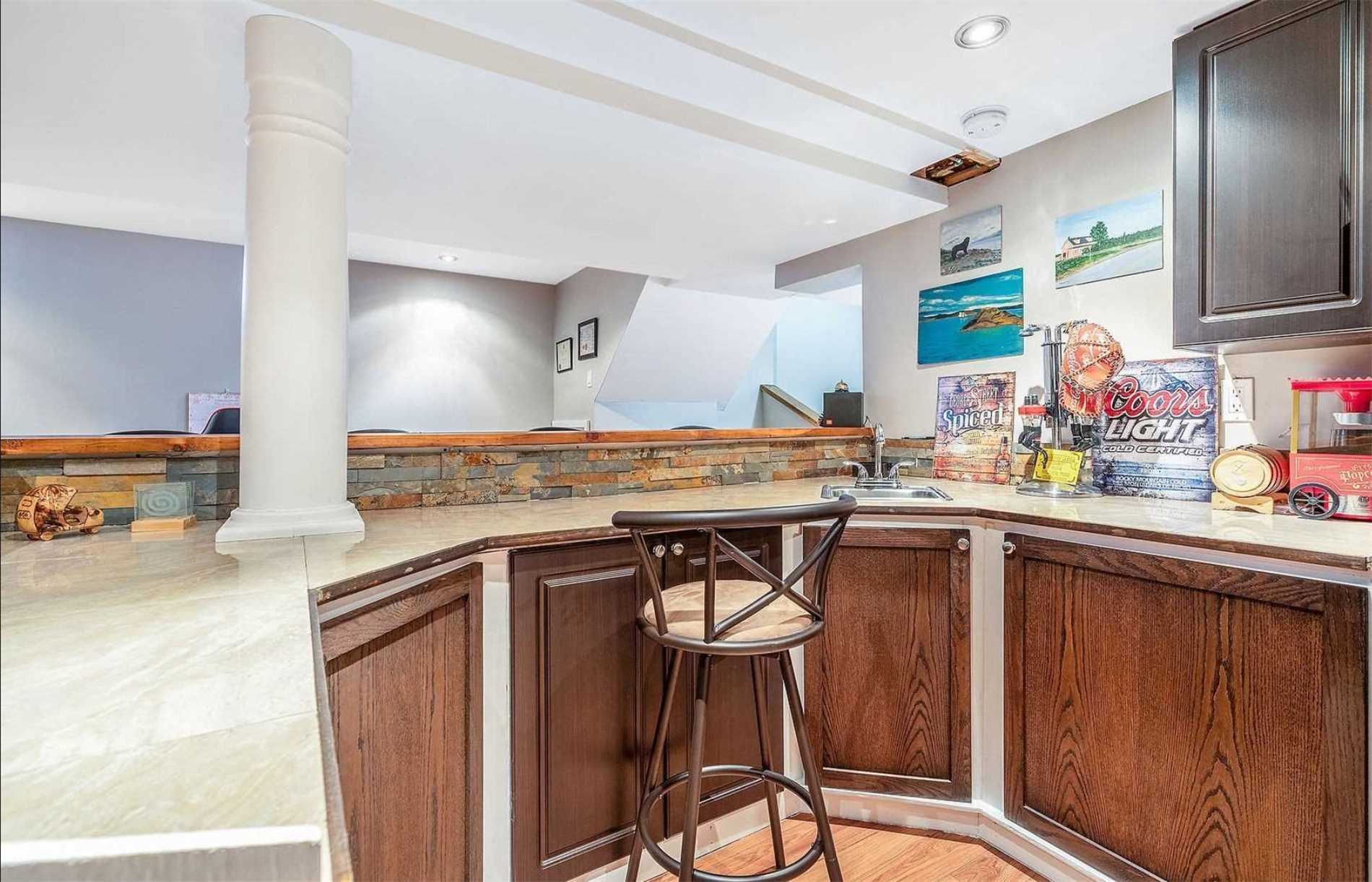25 Mowat Cres