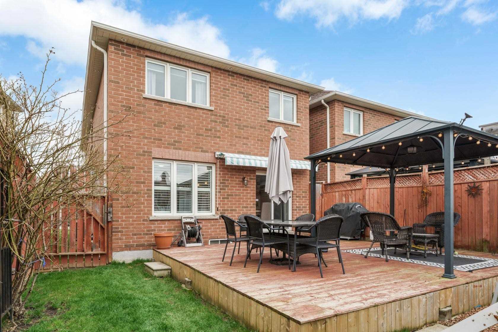25 Mowat Cres