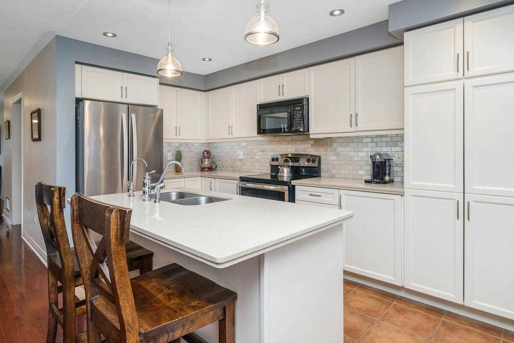 25 Mowat Cres