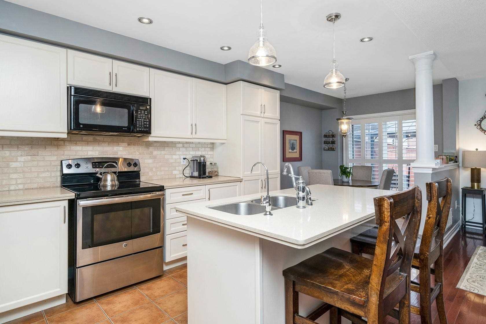 25 Mowat Cres