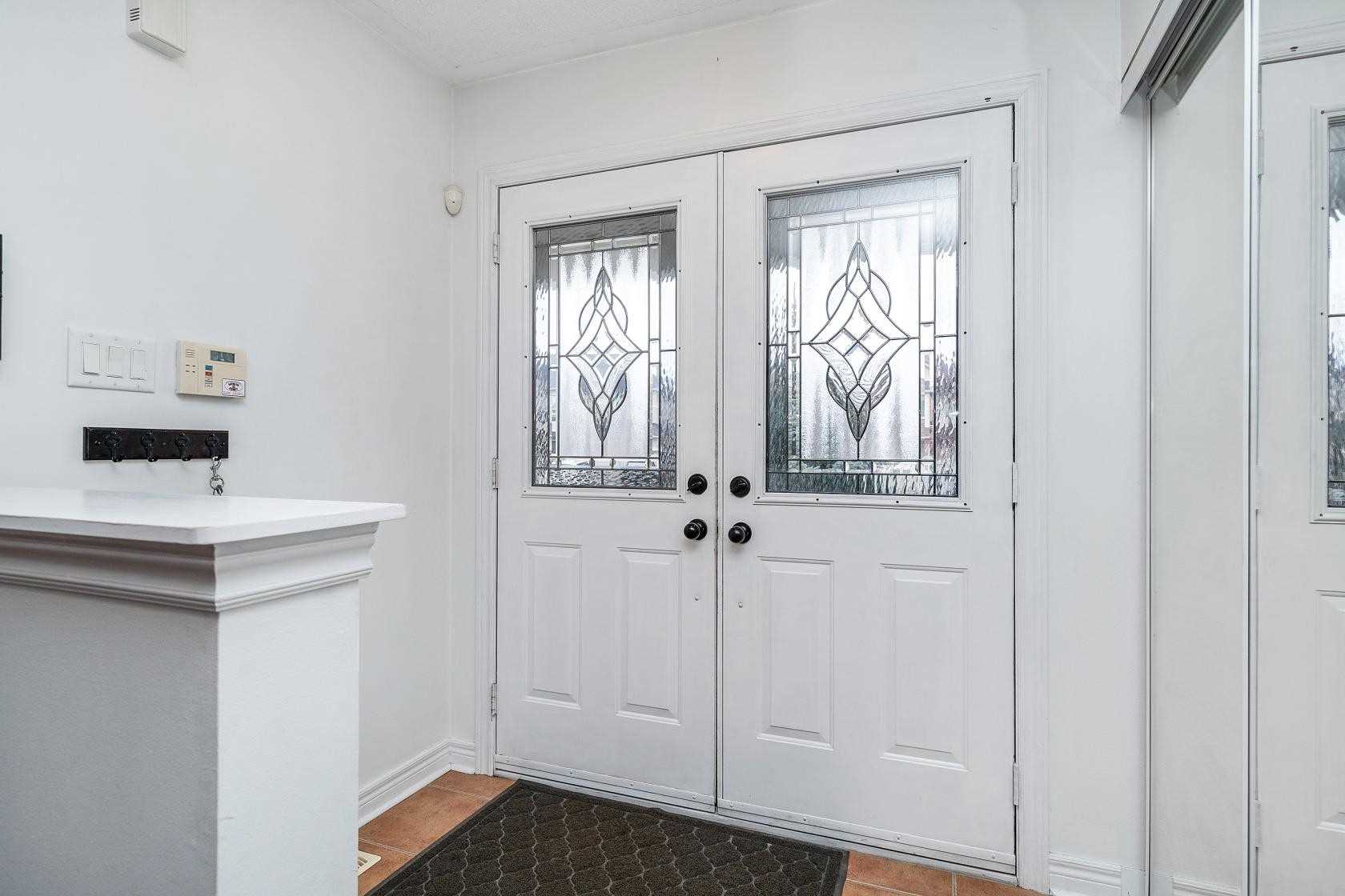 25 Mowat Cres